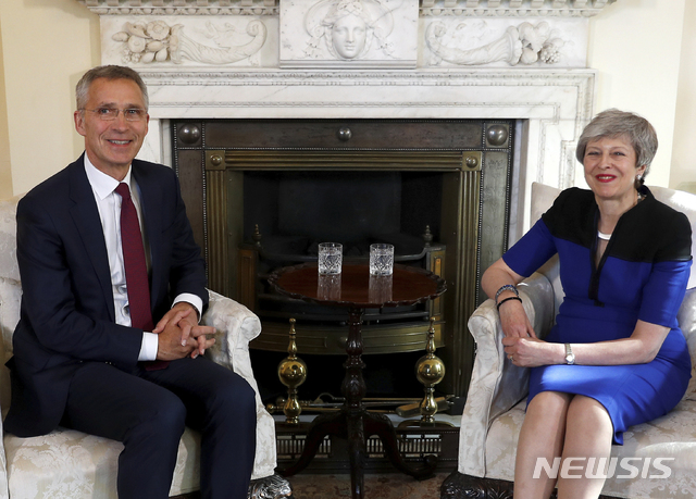 【런던=AP/뉴시스】 14일(현지시간) 영국 런던의 총리관저를 방문한 옌스 스톨텐베르그(왼쪽) 북대서양조약기구(NATO·나토) 사무총장이 테리사 메이 영국 총리와 미소를 짓고 있다. 그는 메이 총리를 향해 "영국은 우리의 공동 안보에 필수적인 국가"라며 화웨이 부품 사용에 대한 우려를 나타냈다. 2019.05.15.