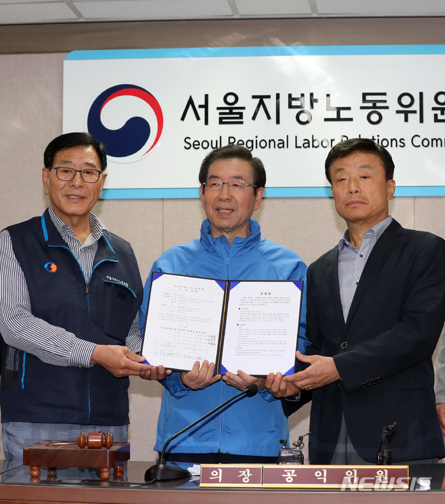 【서울=뉴시스】이영환 기자 = 서울시버스사업조합과 서울시버스노동조합의 2차 노동쟁의조정 회의에서 합의안이 도출된 5일 오전 서울 영등포구 서울지방노동위원회에서 서정수(왼쪽부터) 서울시버스노동조합 위원장, 박원순 서울시장, 피정권 서울버스운송사업조합 이사장이 기념촬영을 하고 있다. 2019.05.15.&nbsp;&nbsp; 20hwan@newsis.com