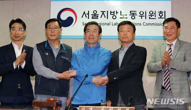 【서울=뉴시스】이영환 기자 = 서울시버스사업조합과 서울시버스노동조합의 2차 노동쟁의조정 회의에서 합의안이 도출된 15일 오전 서울 영등포구 서울지방노동위원회에서 서종수(왼쪽 두 번째부터) 서울시버스노동조합 위원장, 박원순 서울시장, 피정권 서울버스운송사업조합 이사장이 기념촬영을 하고 있다. 2019.05.15. 20hwan@newsis.com