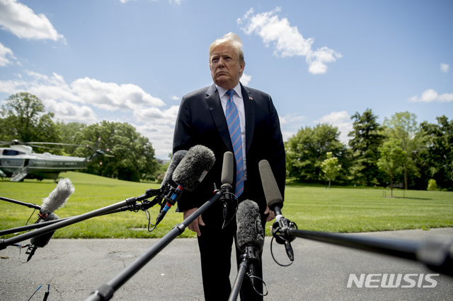 【워싱턴=AP/뉴시스】도널드 트럼프 미국 대통령이 14일(현지시간) 워싱턴 백악관에서 기자들의 질문에 답하고 있다. 트럼프 대통령은 이날 루이지애나 주를 방문했다. 2019.05.15 