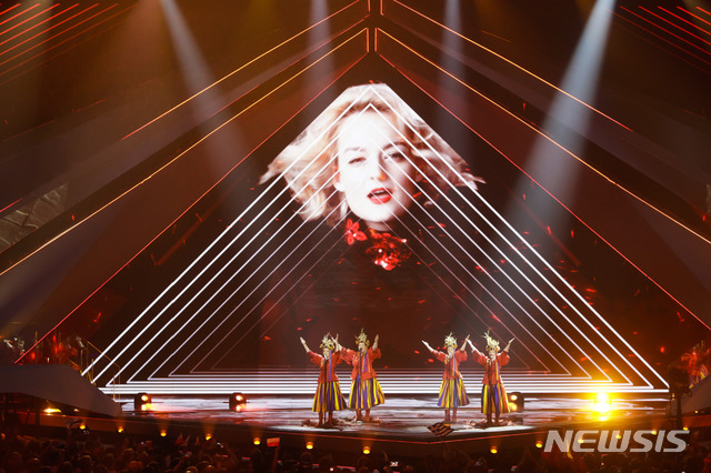 【텔아비브(이스라엘)=AP/뉴시스】14일(현지시간) 이스라엘 텔아비브에서 '2019 유로비전 송 콘테스트'가 열려 폴란드의 튤리아가 준결승 무대를 펼치고 있다. 2019.05.15.