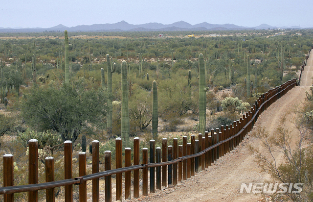 【루크빌(애리조나주)=AP/뉴시스】지난 2006년 2월17일 촬영한 미국 애리조나주 루크빌에 위치한 멕시코와의 국경 장벽의 모습이다. 2019.05.17