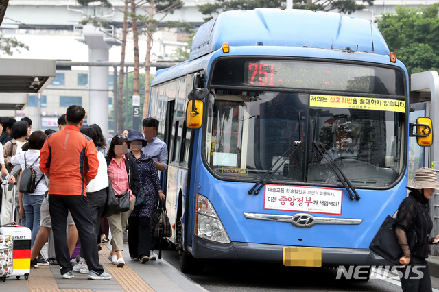 【서울=뉴시스】서울 용산구 서울역버스종합환승센터에서 시내버스가 운행하고 있다. (사진=뉴시스 DB)