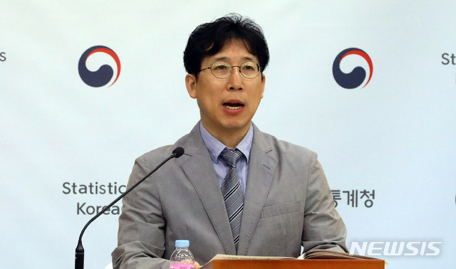 【세종=뉴시스】강종민 기자 = 정동욱 통계청 고용통계과장이 15일 오전 정부세종청사에서 2019년 4월 고용동향을 발표하고 있다. 지난달 취업자 수는 2703만8000명으로 1년 전보다 17만1000명 증가했다. 2019.05.15. ppkjm@newsis.com