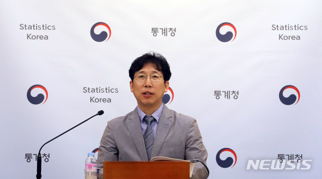 【세종=뉴시스】강종민 기자 = 정동욱 통계청 고용통계과장이 15일 오전 정부세종청사에서 2019년 4월 고용동향을 발표하고 있다. 지난달 취업자 수는 2703만8000명으로 1년 전보다 17만1000명 증가했다. 2019.05.15.&nbsp; ppkjm@newsis.com