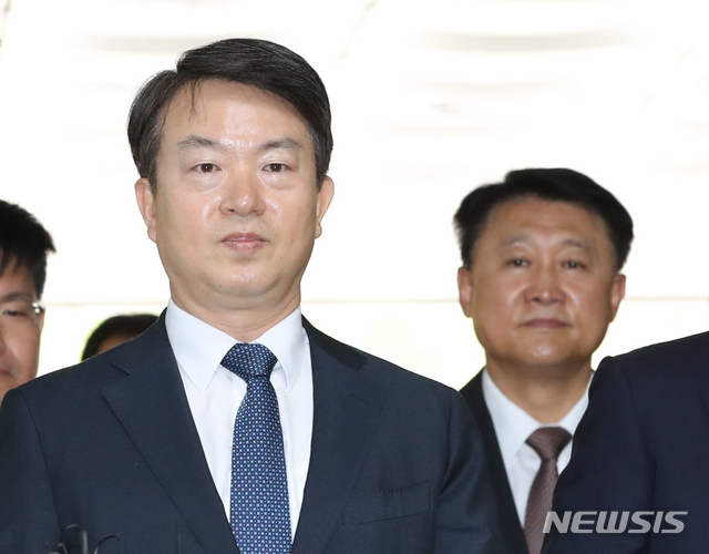 【서울=뉴시스】 전진환 기자 = 강신명, 이철성 전 경찰청장이 지난달 15일 오전 서울 서초구 서울중앙지법으로 직권남용 및 공직선거법 위반 등 혐의로 영장실질심사를 받기 위해 들어오고 있다. 2019.05.15. amin2@newsis.com