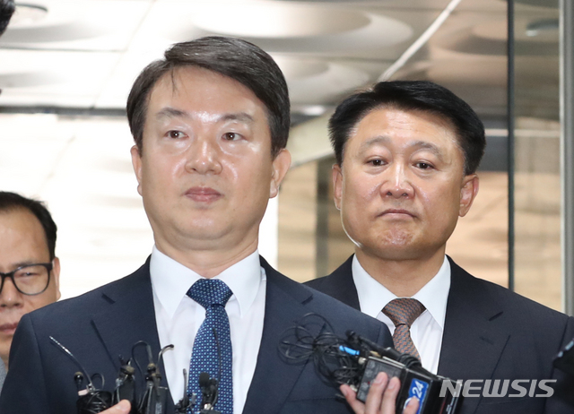 【서울=뉴시스】 전진환 기자 = 강신명, 이철성 전 경찰청장이 지난달 15일 오전 서울 서초구 서울중앙지법으로 직권남용 및 공직선거법 위반 등 혐의로 영장실질심사를 받기 위해 들어오고 있다. 2019.05.15. amin2@newsis.com