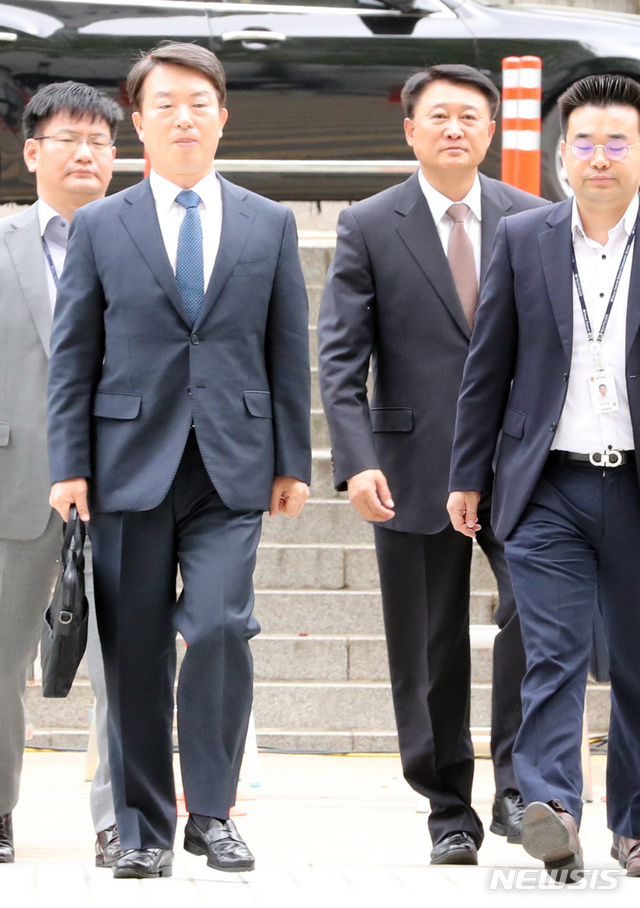 【서울=뉴시스】 전진환 기자 = 강신명, 이철성 전 경찰청장이 15일 오전 서울 서초구 서울중앙지법으로 직권남용 및 공직선거법 위반 등 혐의로 영장실질심사를 받기 위해 들어오고 있다. 2019.05.15.&nbsp; amin2@newsis.com