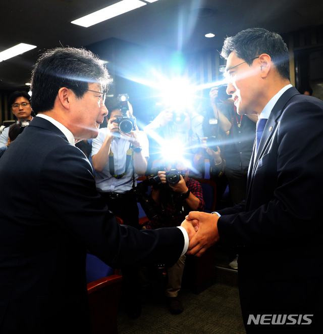 【서울=뉴시스】 박영태 기자 = 15일 오전 서울 여의도 국회에서 열린 바른미래당 원내대표 선출을 위한 의원총회에서 새 원내대표로 선출된 오신환 신임 원내대표가 유승민 의원의 축하를 받고 있다. 2019.05.15. since1999@newsis.com