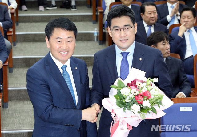 【서울=뉴시스】 박영태 기자 = 15일 오전 서울 여의도 국회에서 열린 바른미래당 원내대표 선출을 위한 의원총회에서 새 원내대표로 선출된 오신환 신임 원내대표가 김관영 전임 원내대표로부터 꽃다발을 받고 있다. 2019.05.15. since1999@newsis.com
