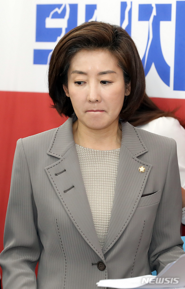 【서울=뉴시스】이종철 기자 = 15일 서울 여의도 국회에서 열린 자유한국당 文정권 5대 의혹 관련회의에서 나경원 원내대표가 심각한 표정을 하고 있다. 2019.05.15.&nbsp; jc4321@newsis.com