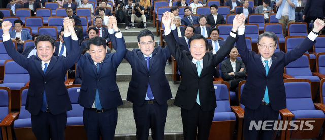 【서울=뉴시스】 박영태 기자 = 15일 오전 서울 여의도 국회에서 열린 바른미래당 원내대표 선출을 위한 의원총회에서 원내대표로 당선된 오신환 의원이 꽃다발을 받고 기념촬영을 하고 있다. 왼쪽부터 유의동 선거관리위원장, 김관영 전임 원내대표, 오신환 신임 원내대표, 손학규 대표, 김성식 후보. 2019.05.15.since1999@newsis.com