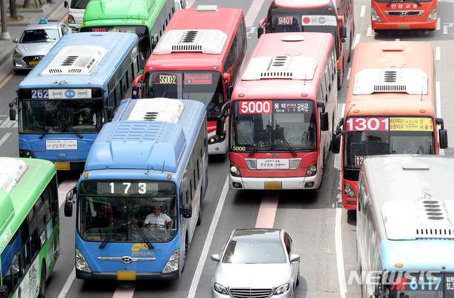 【서울=뉴시스】김병문 기자 = 서울시 버스노사 협상이 타결돼 15일로 예정됐던 파업계획이 철회된 가운데 이날 오후 서울 용산구 서울역버스종합환승센터에서 시내버스가 정상 운행하고 있다. 2019.05.15.&nbsp; dadazon@newsis.com