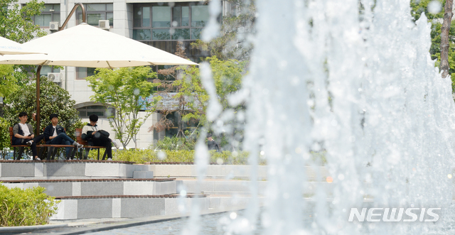 【전주=뉴시스】 김얼 기자= 무더위가 기승을 부리며 전북 전주시의 최고 기온이 영상 28도를 보인 15일 전북대학교 교정에서 학생들이 시원하게 뿜어져 나오는 분수를 바라보며 더위를 식히고 있다. 2019.05.15.pmkeul@newsis.com