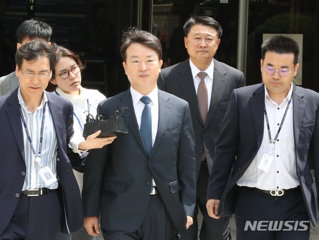 【서울=뉴시스】 전진환 기자 = 강신명, 이철성 전 경찰청장이 15일 오후 서울 서초구 서울중앙지법에서 직권남용 및 공직선거법 위반 등 혐의로 영장실질심사를 받고 나오고 있다. 2019.05.15. amin2@newsis.com