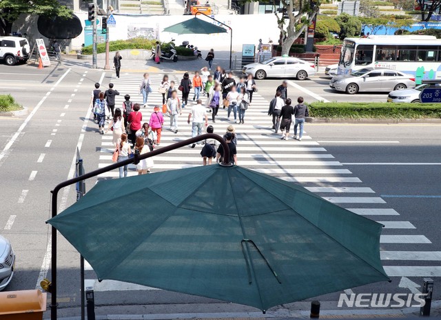 【부산=뉴시스】 하경민 기자 = 부산 일부 지역 낮 최고기온이 27도를 웃도는 초여름 날씨를 보인 15일 오후 동구 부산역 앞 횡단보도 양쪽에 그늘막이 설치돼 있다.&nbsp; 부산시 전역에는 2017년부터 올해까지 총 334개(5월 15일 기준)의 그늘막이 설치됐다. 2019.05.15.&nbsp; yulnetphoto@newsis.com