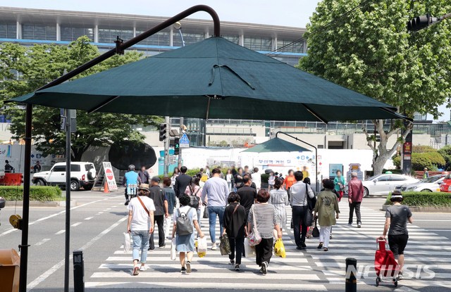 [부산=뉴시스] 하경민 기자 = 부산 일부 지역 낮 최고기온이 27도를 웃도는 초여름 날씨를 보인 2019년 5월15일 오후 동구 부산역 앞 횡단보도 양쪽에 그늘막이 설치돼 있다. 2019.05.15.  yulnetphoto@newsis.com