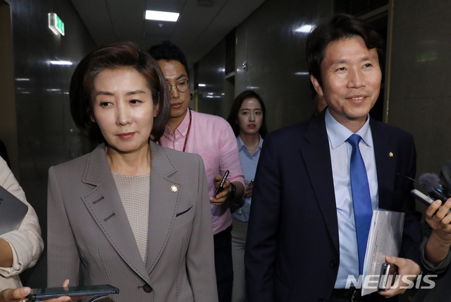 【서울=뉴시스】 박영태 기자 = 더불어민주당 이인영 원내대표와 자유한국당 나경원 원내대표가 15일 오후 서울 여의도 국회 운영위원장실에서 회동을 끝내고 어디론가 이동하고 있다. 2019.05.15. since1999@newsis.com