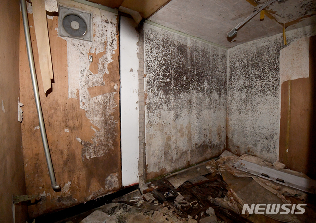 【광주=뉴시스】신대희 기자 = 5·18민주화운동 당시 505보안부대 수사관(전남북 비상계엄사령부 합동수사본부 국보위 특수부 부장)으로 활동했던 허장환씨가 15일 오전 505보안부대 옛터에서 계엄군의 만행을 증언했다.계엄군이 민주인사와 시민을 잔혹하게 고문한 505보안부대 지하실 모습. 2019.05.15.&nbsp; sdhdream@newsis.com