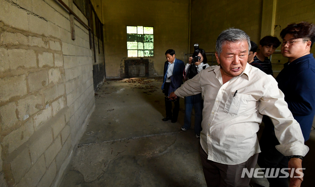 【광주=뉴시스】신대희 기자 = 5·18민주화운동 당시 505보안부대 수사관(전남북 비상계엄사령부 합동수사본부 국보위 특수부 부장)으로 활동했던 허장환씨가 15일 오후 광주 서구 국군통합병원 옛터에서 5·18 희생자 시신이 소각됐을 것으로 추정되는 병원 보일러실 소각장을 가리키고 있다. 2019.05.15.&nbsp; sdhdream@newsis.com