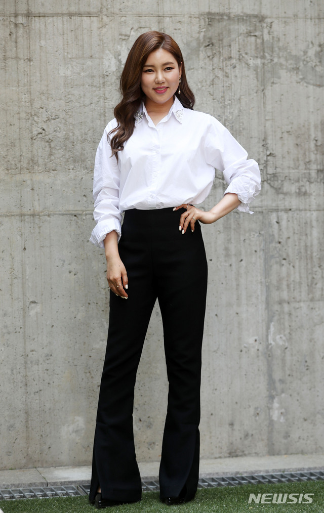 【서울=뉴시스】홍효식 기자 = '미스트롯' 송가인이 지난 15일 서울 강남구 한 카페에서 뉴시스와 인터뷰에 앞서 포즈를 취하고 있다. 2019.05.16. yesphoto@newsis.com