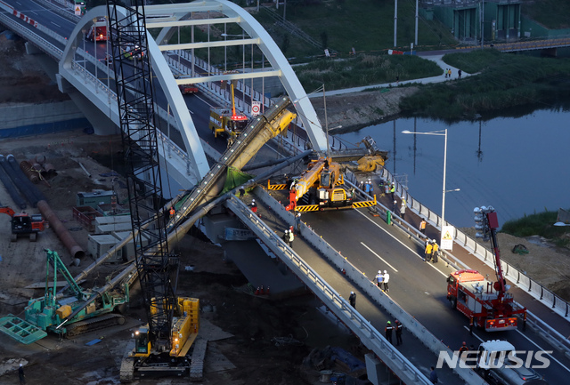 【서울=뉴시스】이윤청 기자 = 15일 오후 서울 구로구 안양교에 대형 크레인이 넘어져 있다. 이날 오후 4시50분께 서울 구로구 남부순환로 안양교 확장공사 도중 굴착 장비가 다리 위로 쓰러지는 사고가 발생했다. 사고로 인한 인명피해는 없는 것으로 전해졌다. 2019.05.15. radiohead@newsis.com
