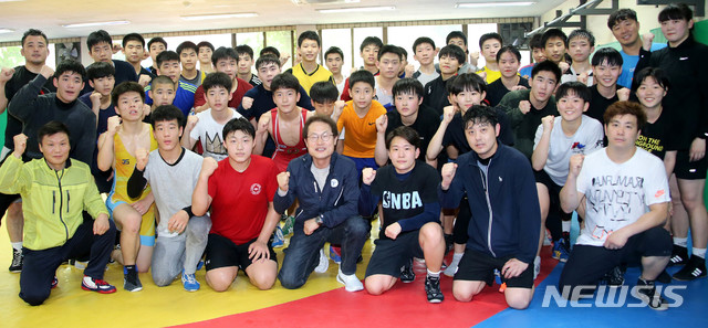 【서울=뉴시스】 추상철 기자 =조희연 서울시교육감이 지난 15일 오후 서울 송파구 서울체육중학교를 방문해 '제48회 전국소년체육대회' 에 출전하는 학생선수들과 함께 기념촬영을 하고 있다. 2019.05.15. (사진=서울시교육청 제공)&nbsp; photo@newsis.com