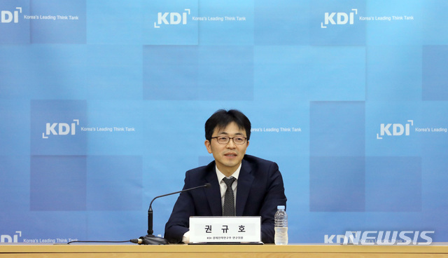 【세종=뉴시스】강종민 기자 = 한국개발연구원(KDI) 권규호 경제전략연구부연구위원이 16일 오전 정부세종청사 기획재정부 브리핑실에서 '글로벌 금융위기 이후 우리 경제의 성장률 둔화와 장기 전망' 보고서에 대해 발표하고 있다. 2019.05.16.ppkjm@newsis.com 