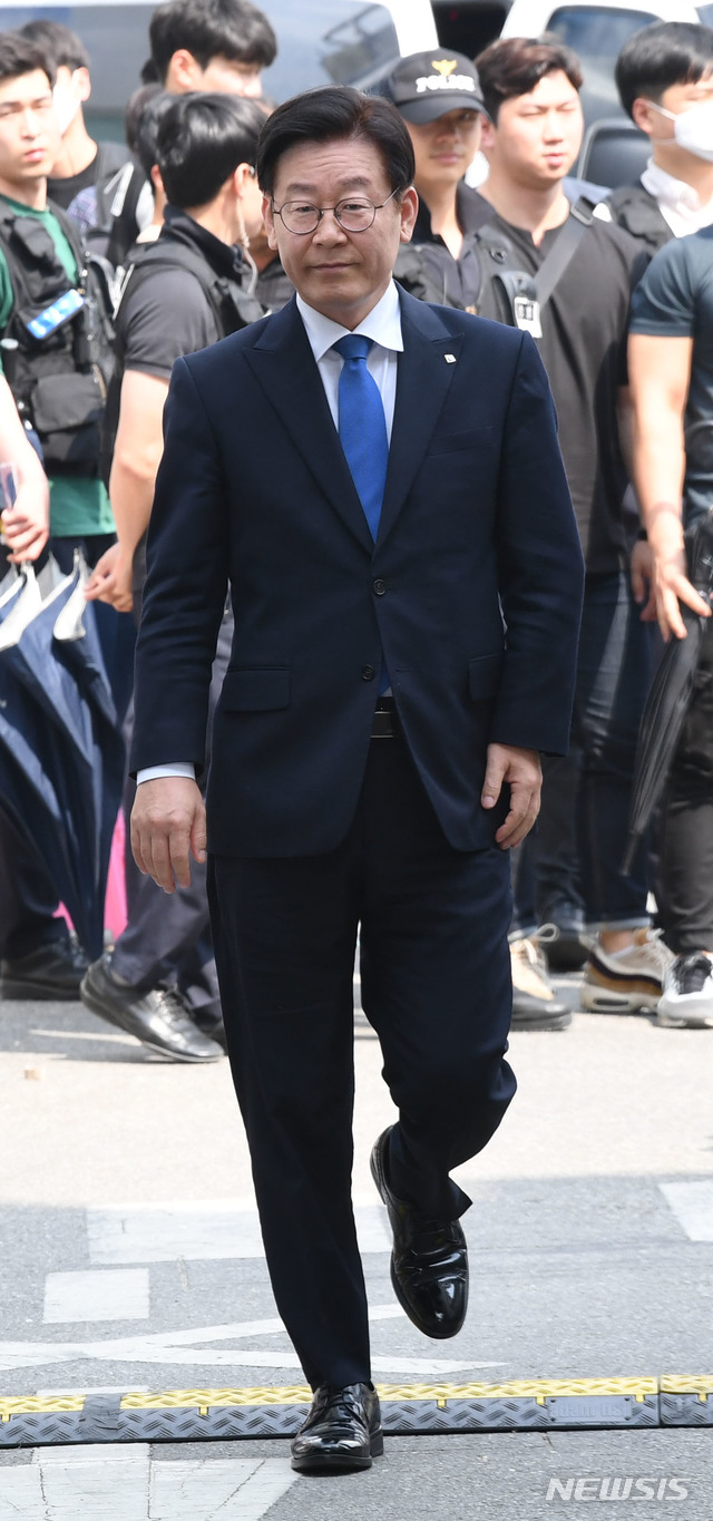 【성남=뉴시스】 김종택 기자 = 직권남용·공직선거법 위반 혐의로 기소된 이재명 경기지사가 16일 오후 경기 성남시 수정구 수원지방법원 성남지원에 출석하고 있다. 2019.05.16.&nbsp; semail3778@naver.com&nbsp; 