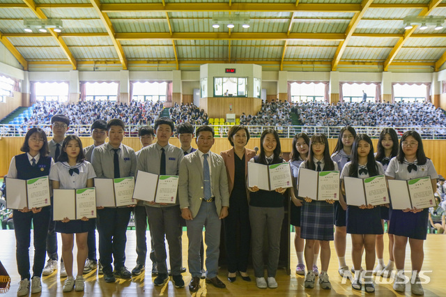 【광주=뉴시스】 송창헌 기자 = 7인조 보이그룹 방탄소년단(BTS)의 광주 출신 메인댄서 겸 서브래퍼인 제이홉(J-HOPE, 본명 정호석)이 "후배들을 위해 써 달라"며 지난 2월 쾌척한 모교 장학금의 첫 수혜자들이 나왔다. 모교인 국제고와 자매학교인 전남여상은 각각 15명과 10명의 학생들에게 제이홉 장학금을 지급했다고 16일 밝혔다. 2019.05.16 (사진=국제고 제공)photo@newsis.com