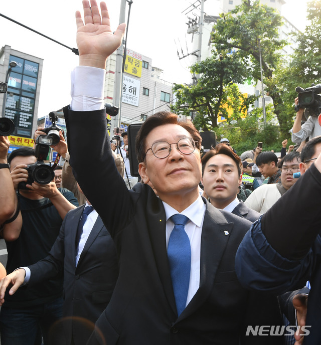 【성남=뉴시스】 김종택 기자 = 직권남용·공직선거법 위반 혐의로 기소된 이재명 경기지사가 16일 오후 경기도 성남시 수정구 수원지방법원 성남지원에서 열린 선고 공판을 마치고 지지자들을 향해 손을 흔들고 있다. 2019.05.16&nbsp;&nbsp; semail3778@naver.com&nbsp;&nbsp; 