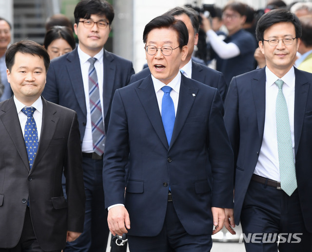 【성남=뉴시스】 김종택 기자 = 직권남용·공직선거법 위반 혐의로 기소된 이재명 경기지사가 16일 오후 경기도 성남시 수정구 수원지방법원 성남지원에서 열린 선고 공판을 마치고 법원을 나서고 있다. 2019.05.16&nbsp; semail3778@naver.com&nbsp; 