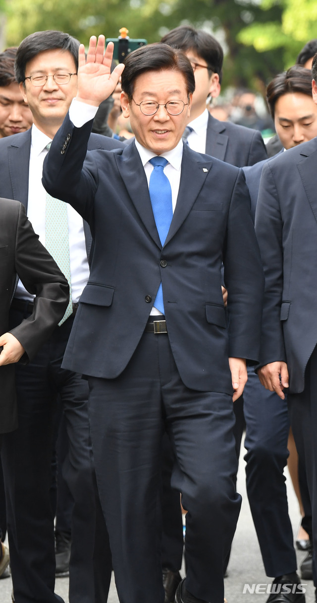 【성남=뉴시스】 김종택 기자 = 직권남용·공직선거법 위반 혐의로 기소된 이재명 경기지사가 16일 오후 경기도 성남시 수정구 수원지방법원 성남지원에서 열린 선고 공판을 마치고 손을 흔들며 법원을 나서고 있다. 2019.05.16&nbsp; semail3778@naver.com&nbsp; 