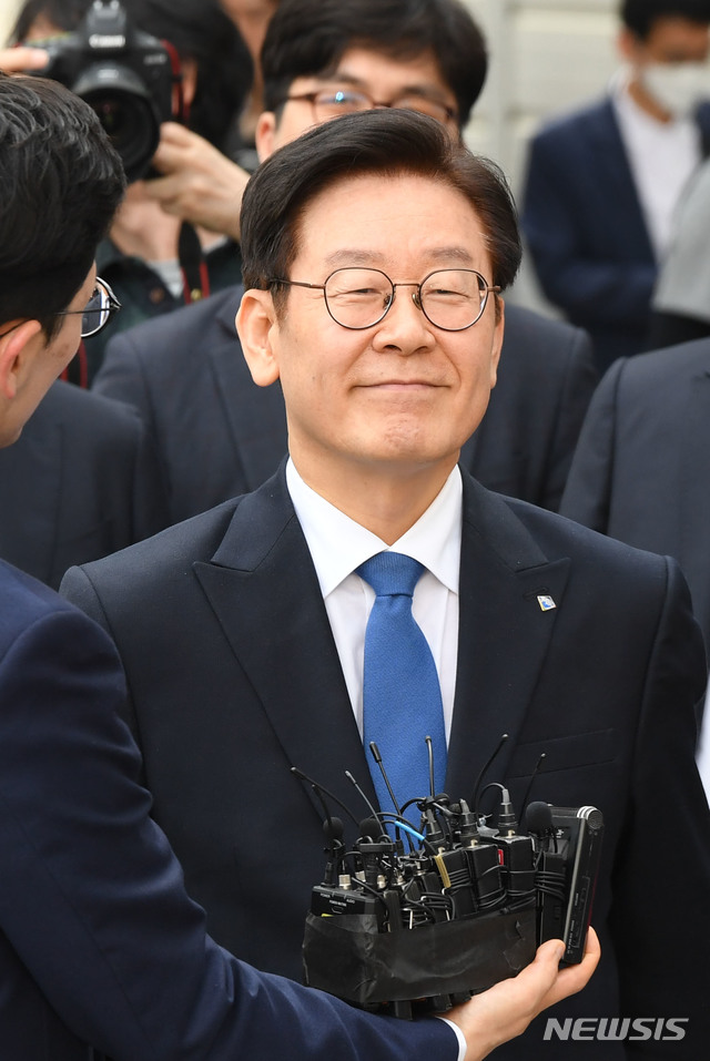 【성남=뉴시스】 김종택 기자 = 직권남용·공직선거법 위반 혐의로 기소된 이재명 경기지사가 16일 오후 경기도 성남시 수정구 수원지방법원 성남지원에서 열린 선고 공판을 마치고 나와 취재진의 질문에 답하고 있다. 2019.05.16&nbsp; semail3778@naver.com&nbsp; 