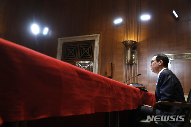 【워싱턴=AP/뉴시스】15일(현지시간) 스티븐 므누신 미국 재무장관은 미 상원 세출위원회 청문회에 출석해 질문에 답변하고 있다. 므누신 장관은 교착상태에 빠진 미중 무역협상에 대해 "조만간 중국 베이징에서 협상이 계속 열릴 것“이라고 밝혔다.2019.05.16 