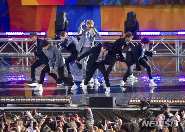 【뉴욕=AP/뉴시스】방탄소년단(BTS)이 15일(현지시간) 미국 뉴욕 센트럴파크에 위치한 대형 야외 공연장 럼지 플레이필드에서 공연하고 있다. 이 공연은 미국 ABC방송 아침 뉴스쇼 굿모닝아메리카(GMA) 주관으로 이뤄졌다. 2019.05.16