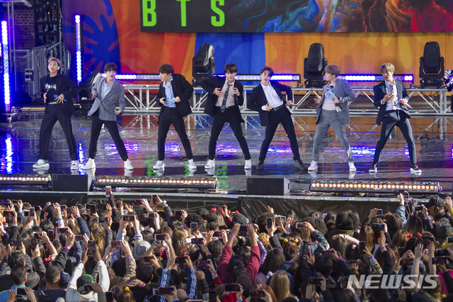 [뉴욕=AP/뉴시스]방탄소년단(BTS)이 지난5월15일(현지시간) 미국 뉴욕 센트럴파크에 위치한 대형 야외 공연장 럼지 플레이필드에서 공연하고 있다. BTS는 21일 한국 정부가 대중문화에술인은 병역특례에 포함하지 않겠다고 결정하면서 군 복무가 불가피해졌다. 2019.11.22