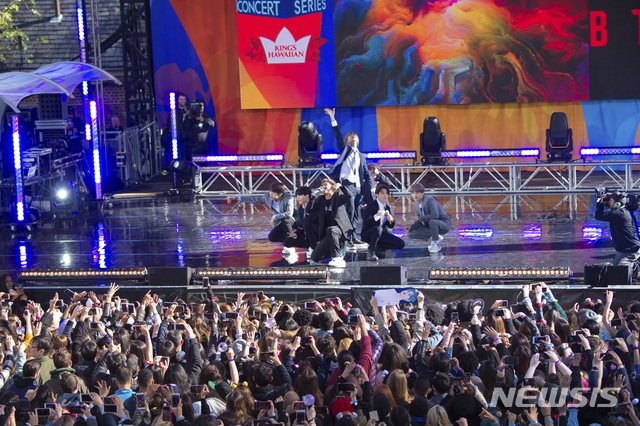 【뉴욕=AP/뉴시스】방탄소년단(BTS)이 15일(현지시간) 미국 뉴욕 센트럴파크에 위치한 대형 야외 공연장 럼지 플레이필드에서 공연하고 있다. 이 공연은 미국 ABC방송 아침 뉴스쇼 굿모닝아메리카(GMA) 주관으로 이뤄졌다. 2019.05.16