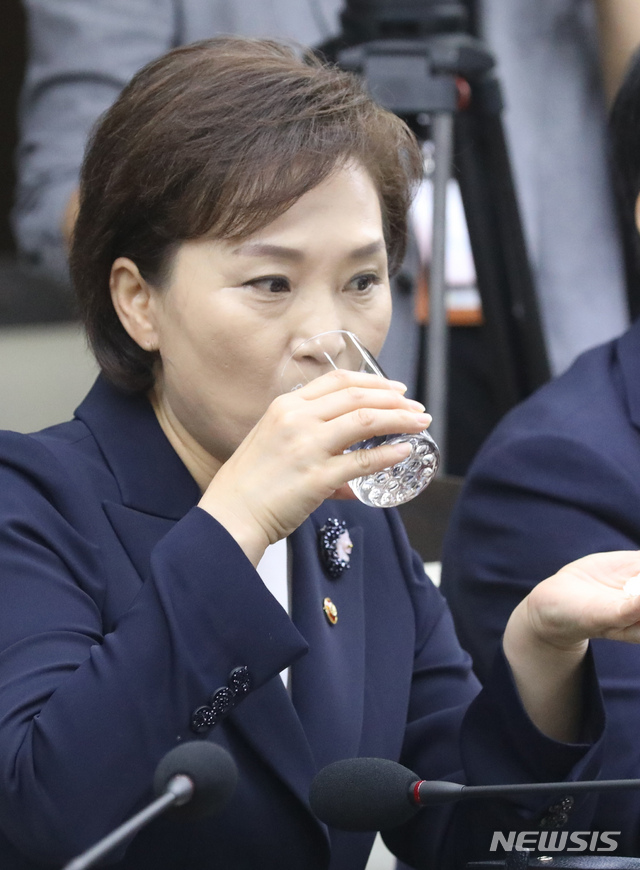 【세종=뉴시스】강종민 기자 = 김현미 국토교통부 장관이 16일 오전 정부세종청사에서 열린 국정현안점검조정회의에서 물을 마시고 있다. 2019.05.16. ppkjm@newsis.com