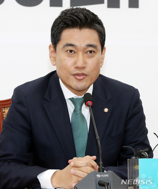 【서울=뉴시스】 박영태 기자 = 16일 오전 서울 여의도 국회에서 오신환 바른미래당 신임 원내대표가 기자간담회를 하고 있다. 2019.05.16.since1999@newsis.com