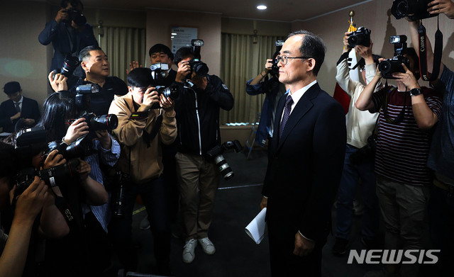 【서울=뉴시스】추상철 기자 = 문무일 검찰총장이 지난 16일 오전 서울 서초구 대검찰청에서 기자간담회를 열어 검경 수사권 조정 관련 입장을 밝히고 있다. 2019.05.16. scchoo@newsis.com