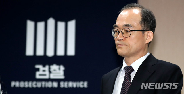 【서울=뉴시스】추상철 기자 = 문무일 검찰총장이 16일 오전 서울 서초구 대검찰청에서 기자간담회를 열고 국회 패스트트랙(신속처리안건)으로 지정된 검경 수사권 조정과 관련 입장을 밝히기 위해 입장하고 있다. 2019.05.16. scchoo@newsis.com