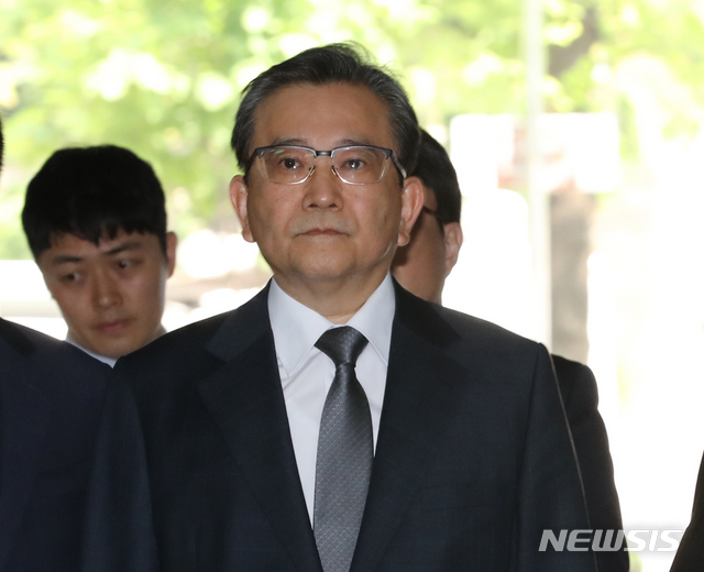 【서울=뉴시스】 전진환 기자 = 김학의 전 법무부 차관이 뇌물수수 및 성범죄 의혹과 관련해 16일 오전 서울 서초구 서울중앙지방법원으로 영장실질심사를 받기 위해 들어오고 있다. 2019.05.16.&nbsp; amin2@newsis.com