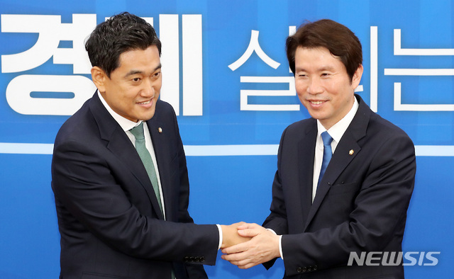 【서울=뉴시스】이종철 기자 = 16일 서울 여의도 국회에서 민주당 이인영 원내대표가 바른미래당 오신환 원내대표의 예방을 받고 악수를 하고 있다. 2019.05.16.&nbsp; jc4321@newsis.com