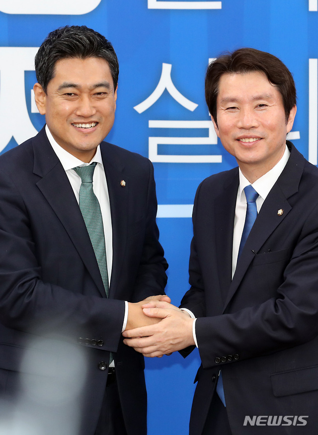 【서울=뉴시스】이종철 기자 = 16일 서울 여의도 국회에서 민주당 이인영 원내대표가 바른미래당 오신환 원내대표의 예방을 받고 악수를 하고 있다. 2019.05.16.&nbsp; jc4321@newsis.com