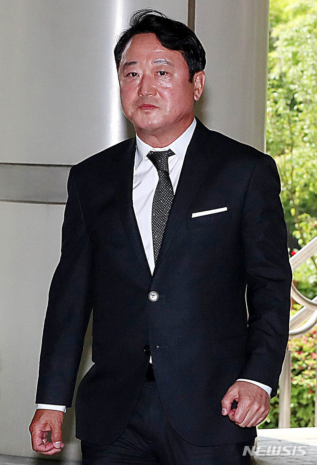 [서울=뉴시스]추상철 기자 = 이웅열 전 코오롱그룹 회장이 지난해 5월16일 오전 서울 서초구 서울중앙지방법원에서 차명주식 보유 사실을 숨긴 혐의 등과 관련 공판에 출석하기 위해 법정으로 들어서고 있다. 2019.05.16. scchoo@newsis.com