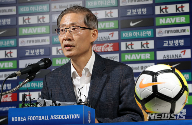 【서울=뉴시스】박주성 기자 = 대한축구협회 조현재 NFC부지선정위원장이 16일 오전 서울 종로구 축구회관에서 열린 대한민국 축구 종합센터 부지선정 결과 기자회견을 하고 있다.&nbsp; 이날 조 위원장은 대한민국 축구종합센터 부지 우선협상자 대상자로 1순위 천안시, 2순위 상주시, 3순위 경주시로 결정되었다고 발표했다. 2019.05.16.&nbsp; park7691@newsis.com