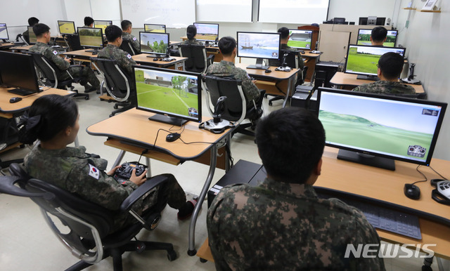 【이천=뉴시스】배훈식 기자 = 16일 오전 경기 이천시 육군정보학교 드론교육센터에서 교육생들이 드론 시뮬레이터 훈련을 하고 있다. 2019.05.16. dahora83@newsis.com