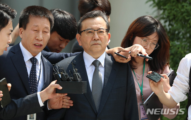 【서울=뉴시스】추상철 기자 = 뇌물수수 및 성접대 혐의를 받고 있는 김학의 전 법무부 차관이 16일 오전후 서울 서초구 서울중앙지방법원에서 구속 전 피의자 심문(영장실질심사)를 마치고 법정을 나서고 있다. 2019.05.16. scchoo@newsis.com