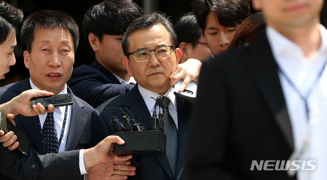 【서울=뉴시스】추상철 기자 = 김학의 전 법무부 차관이 지난 16일 오후 서울 서초구 서울중앙지방법원에서 구속 전 피의자 심문(영장실질심사)를 마치고 법정을 나서고 있다. 2019.05.16. scchoo@newsis.com